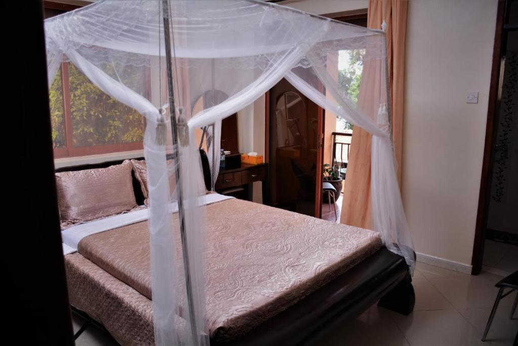 The Palms Beach Hotel And Restaurant Limited Entebbe Bagian luar foto