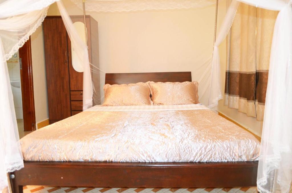 The Palms Beach Hotel And Restaurant Limited Entebbe Bagian luar foto