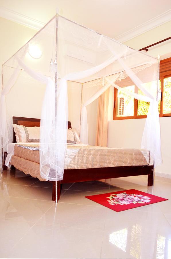 The Palms Beach Hotel And Restaurant Limited Entebbe Bagian luar foto