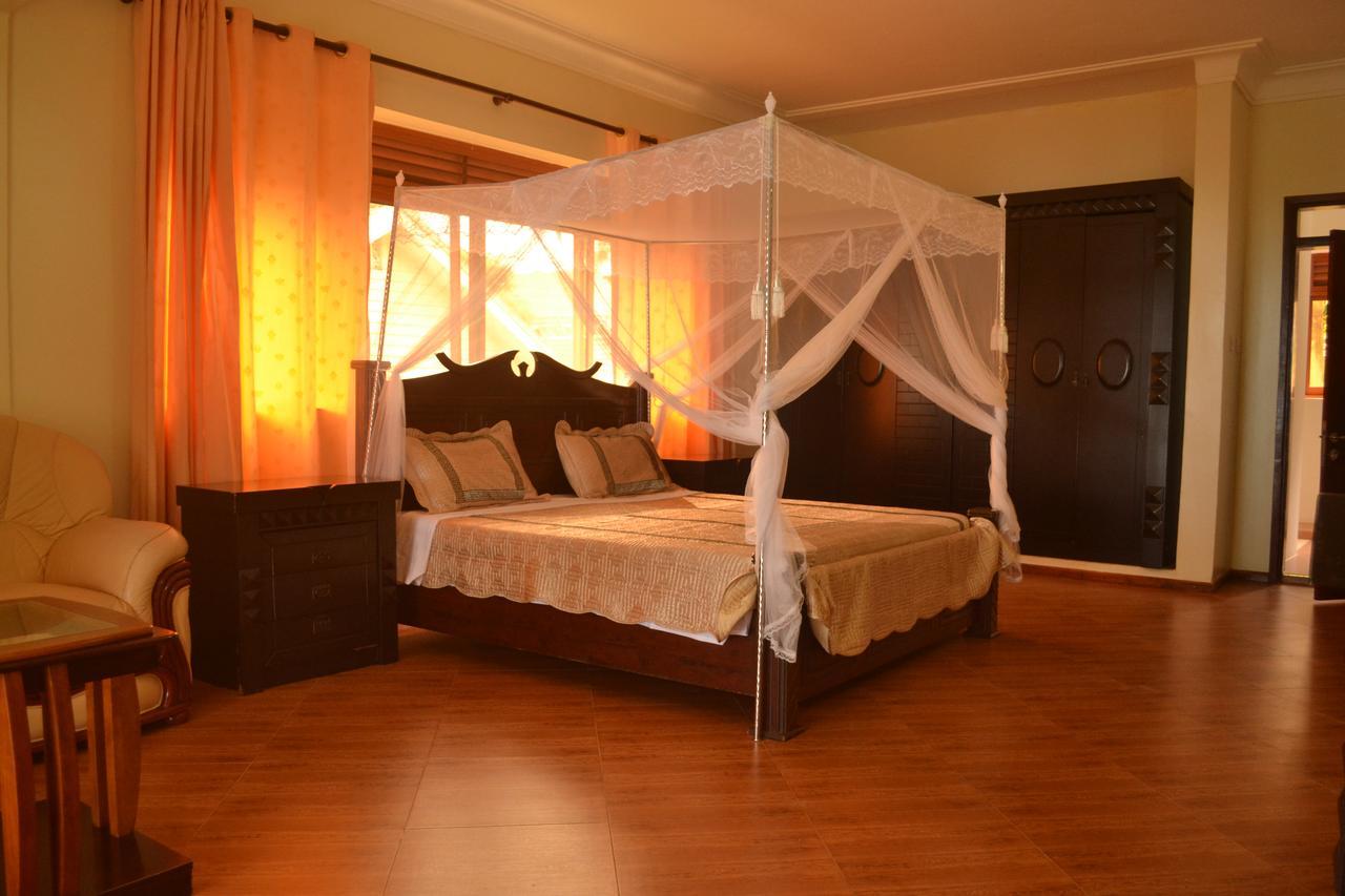 The Palms Beach Hotel And Restaurant Limited Entebbe Bagian luar foto