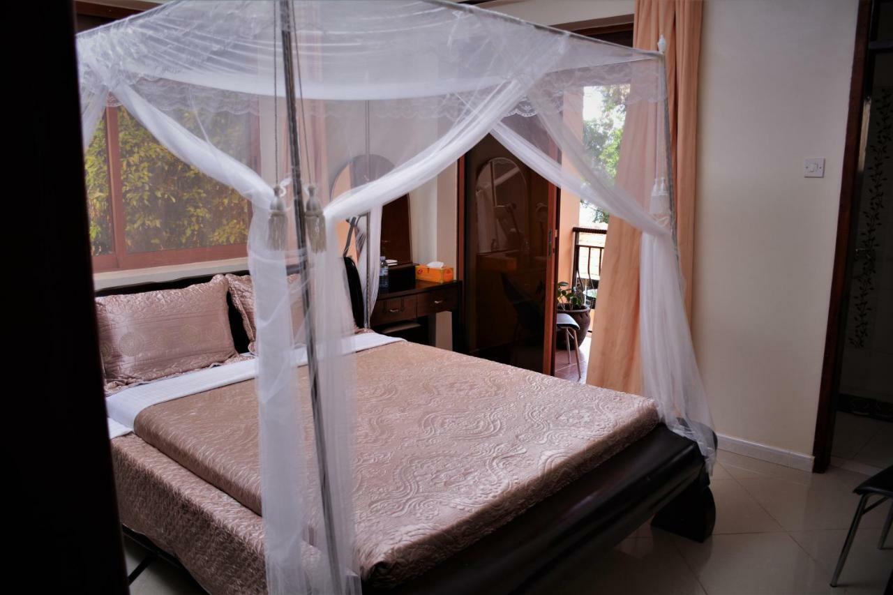 The Palms Beach Hotel And Restaurant Limited Entebbe Bagian luar foto